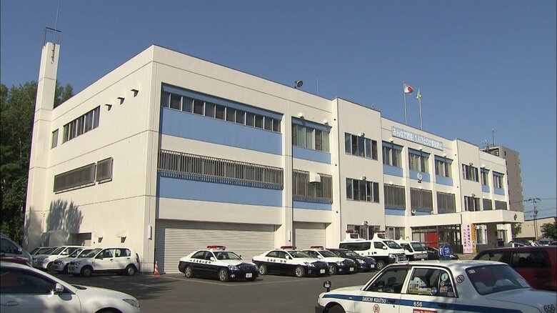 【盗撮男の背後にいたのは当直明けの警察官】地下鉄駅のエスカレーターで30代女性のスカート内をスマホ撮影していた39歳男をみつけ”お手柄”確保〈北海道札幌市〉｜FNNプライムオンライン