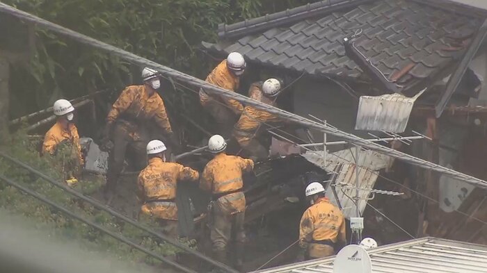 安否不明者の救助活動が続く現場